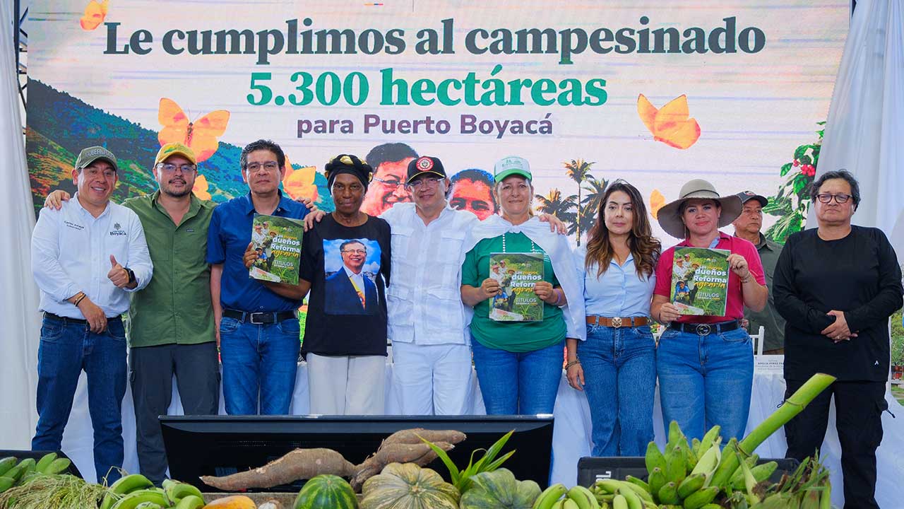 Presidente Petro llama a grupos armados a dejar la violencia durante entrega de tierras en Puerto Boyacá