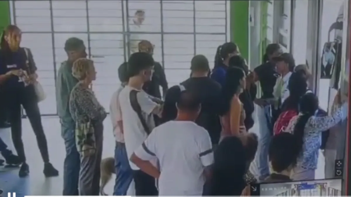 Video | Una guarda de seguridad estuvo en riesgo de ser atropellada por bus del MIO, luego de que usuaria la empujó fuera de la estación: quedó herida